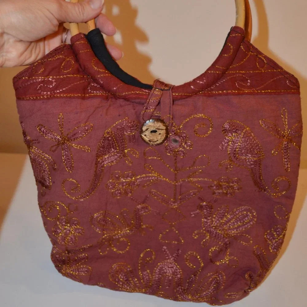 MAO-MIEW J.Jsec.16 Red Embroidery Gold Accents Wood Bamboo Handles Hand Bag